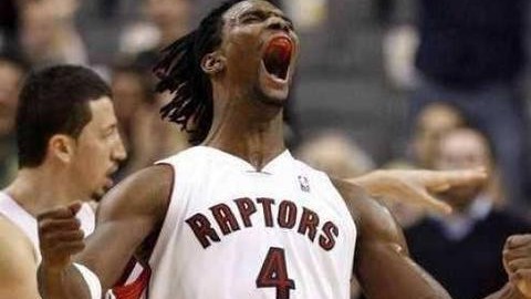 “半人半神”35分力压表弟33分：卡特末节掀翻魔术，猛龙延续对魔术主场统治