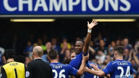 标题：卡里克首秀完美复仇！曼联主场2-0击溃曼城，德比夜老特拉福德重回红色