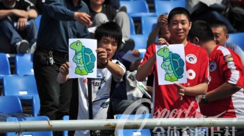 97分钟点球绝杀！国安1-0十人辽足四连胜 积分追平恒大登顶