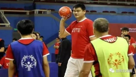 博尔特晒全家福，与两儿一女穿同款睡衣，奥运九金王也难逃中年发福