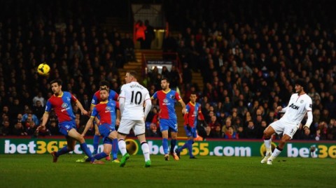 10人热刺崩盘！萨尔梅开二度+范德文染红，水晶宫3-1客胜送热刺深陷保级泥潭