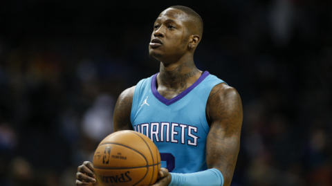 一场没有巨星的肉搏战，湖人被雄鹿上了一堂内线课