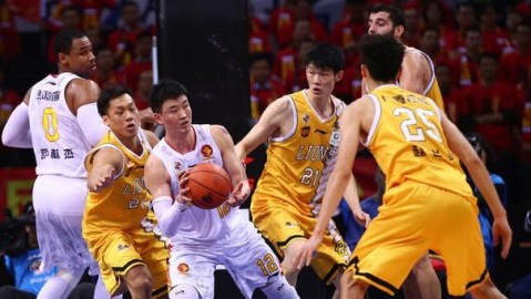 京狮大战变“打铁”盛宴！广厦这防守绝了，周琦累到吐舌也白搭