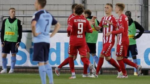 弗赖堡1-0柏林赫塔，铃木唯人补时绝杀：日本国脚化身杯赛战神，身价暴涨背后藏着啥玄机？