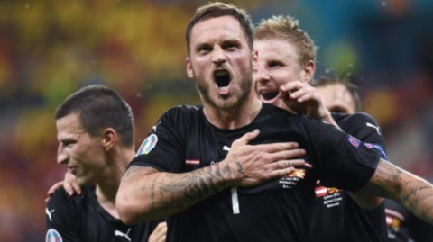 那一脚下去我鸡皮疙瘩都起来了！克尔斯托维奇这那是踢球，简直是拿命在搏